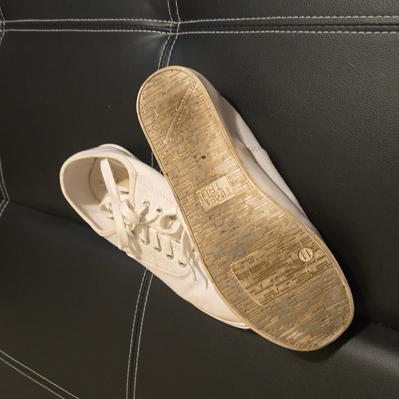 Time and Tru Memory Foam Canvas Sneakers - Picture 3 of 4